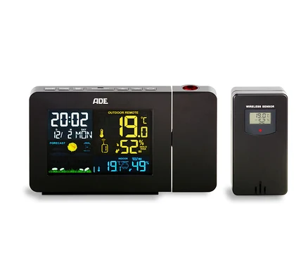 Schwarze ADE Wetterstation mit Funk-Außensensor und Projektion zeigt Zeit, Datum, Wettervorhersage und Temperatur an.