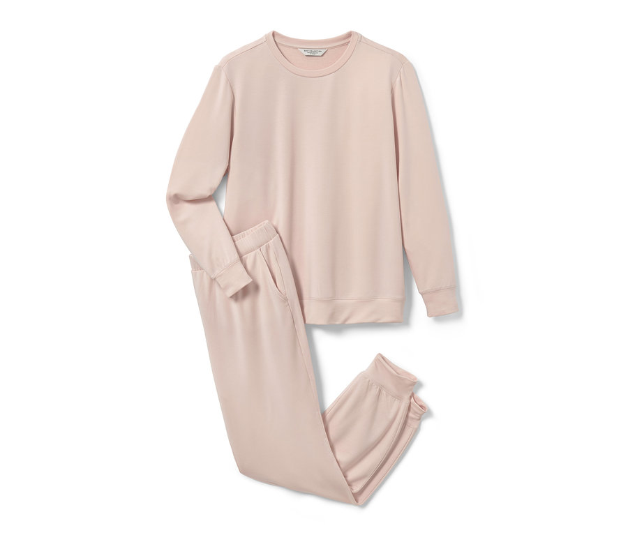 Ein cremefarbener Hausanzug.