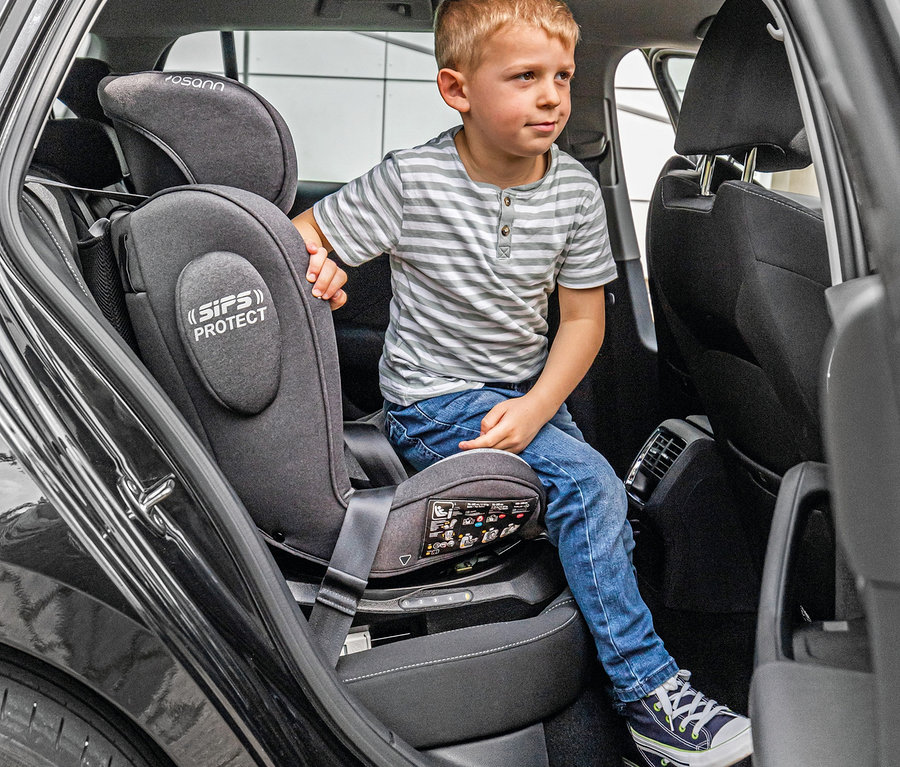 Junge sitzt im Osann Kindersitz »Swift360 S« im Auto.