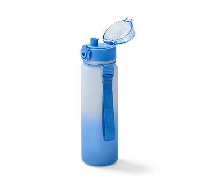 Eine blaue Trinkflasche mit geöffnetem, transparentem Deckel.
