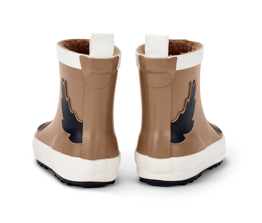 Ein Paar Kinder-Chelsea-Regenstiefel in Braun mit schwarzen Flügelverzierungen.