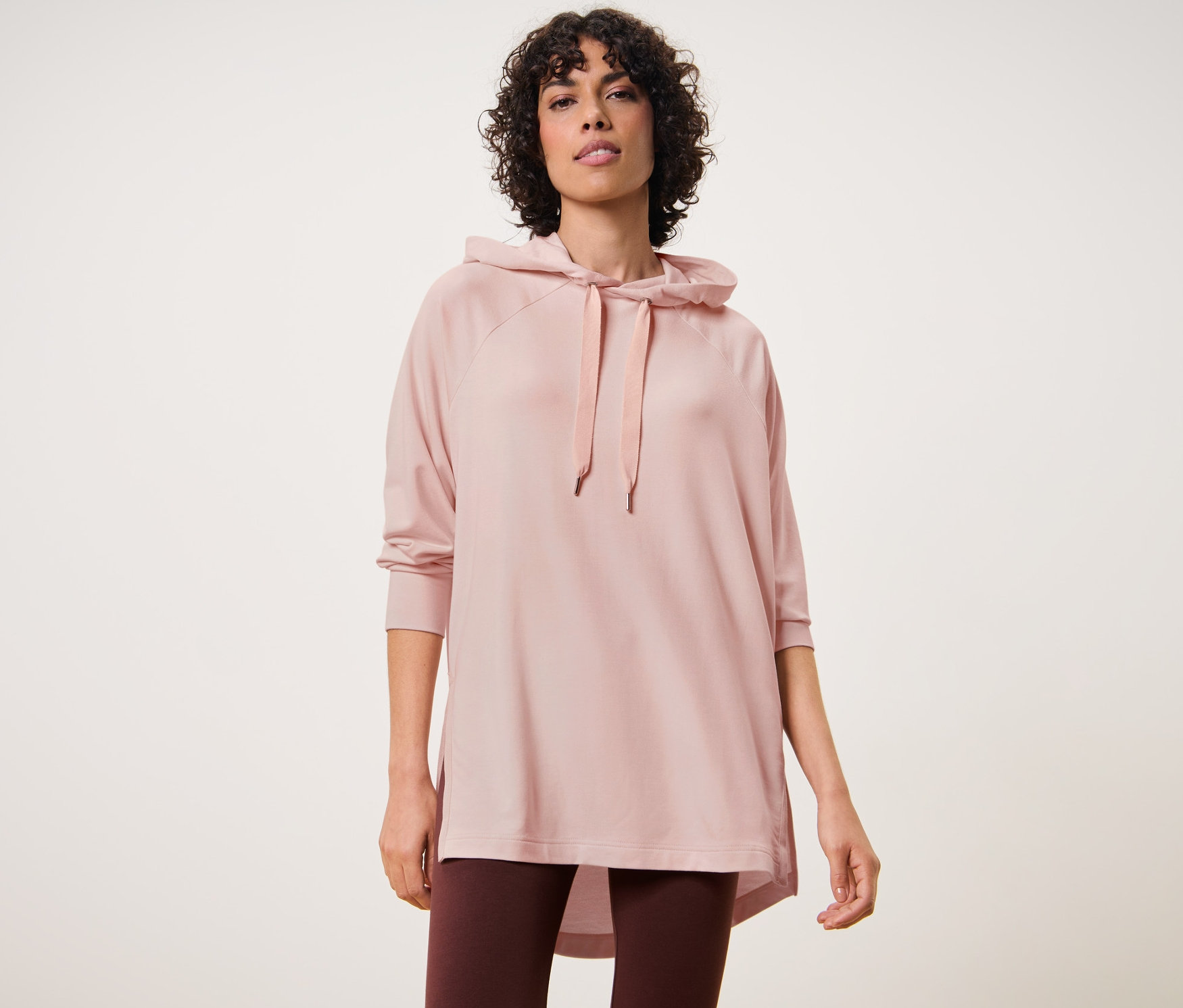 Frau trägt einen Lounge-Hoodie und Leggings.