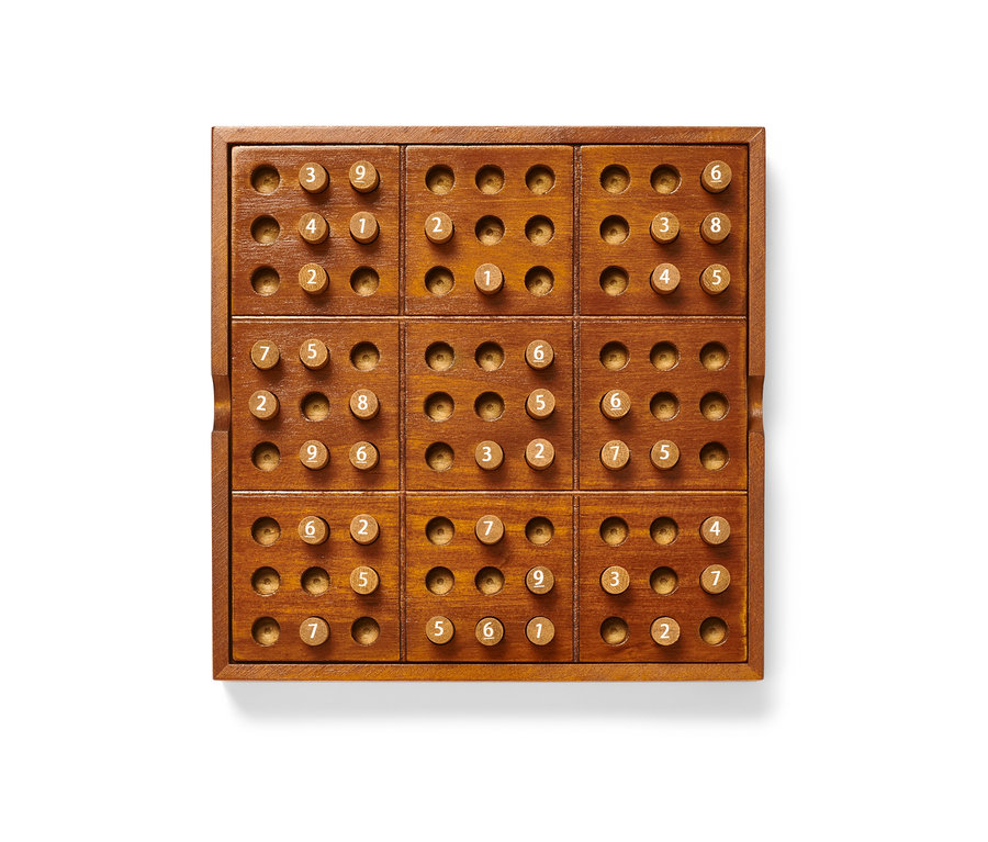 Holzbrettspiel »Sudoku« mit Zahlenstiften auf dem Spielfeld.