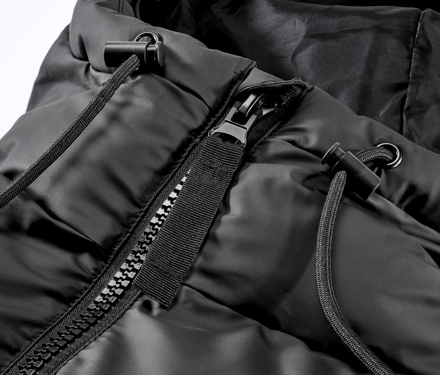 Detailansicht eines schwarzen Winter-Regenmantels mit Kapuze, Reißverschluss und Kordelzug.