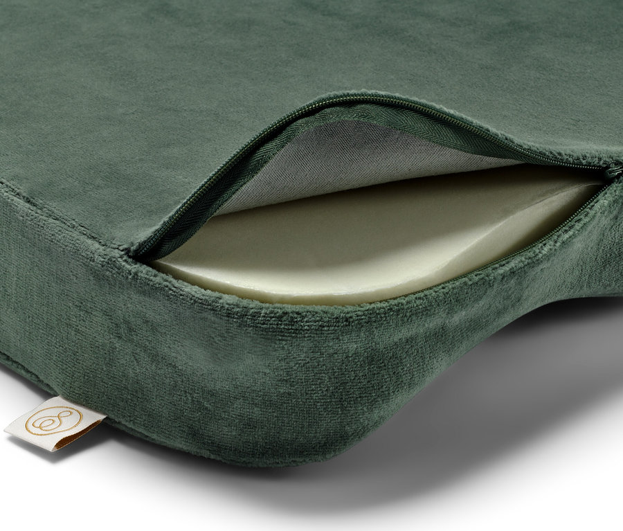 Nahaufnahme eines Memory-Foam-Sitzkissens mit Reißverschluss und herausgenommenem Memory-Foam.