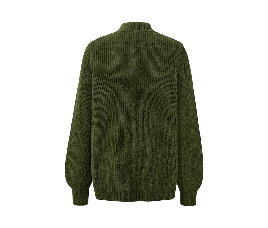Detailansicht von hinten von einem Grobstrickpullover mit Knöpfen.