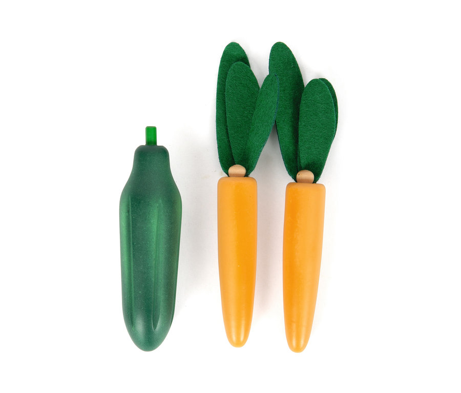 Zwei Karotten und eine Gurke aus dem small foot Lebensmittel-Set vegetarisch »fresh«.