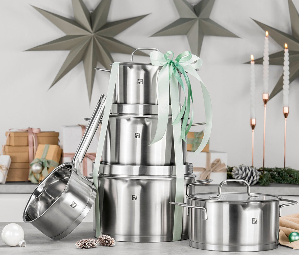 Gestapelte, silberne ZWILLING Trueflow Kochtopf-Set mit Schleife, Weihnachtsdeko.