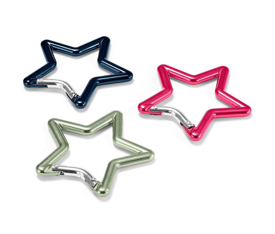 Drei sternförmige Karabinerhaken: blau, grün und pink.