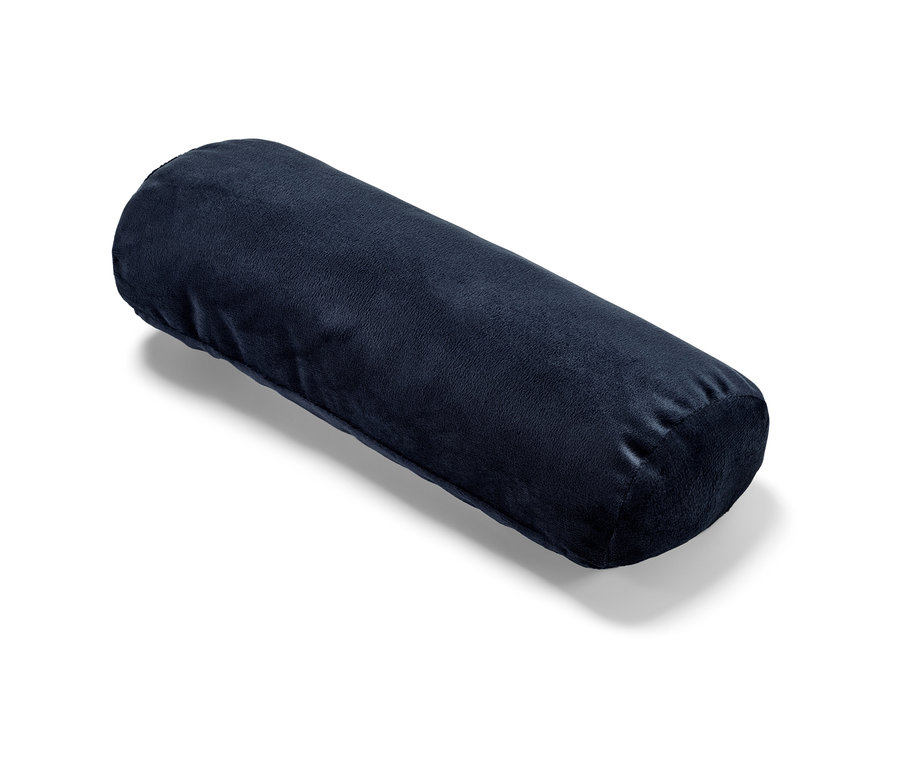 Ein marineblaues Auto-Gurtkissen liegt auf einem weißen Hintergrund.