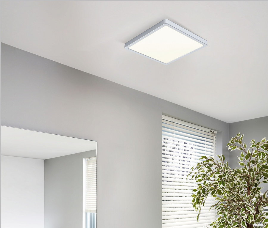 Eckige Eglo LED-Deckenleuchte »Fueva 5« an weißer Badezimmerdecke.