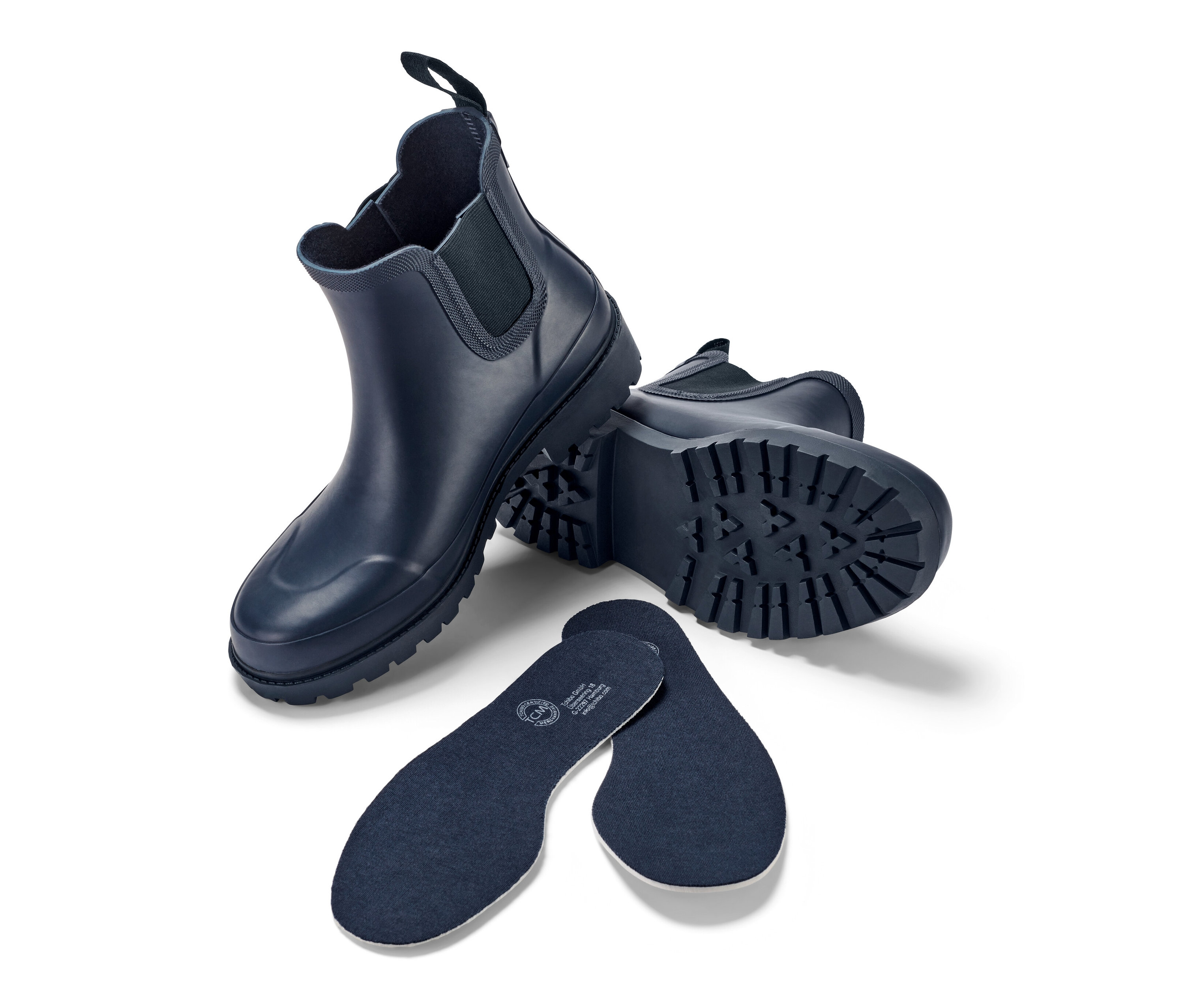 Marineblaue Regenstiefeletten und Einlegesohlen auf weißem Hintergrund.