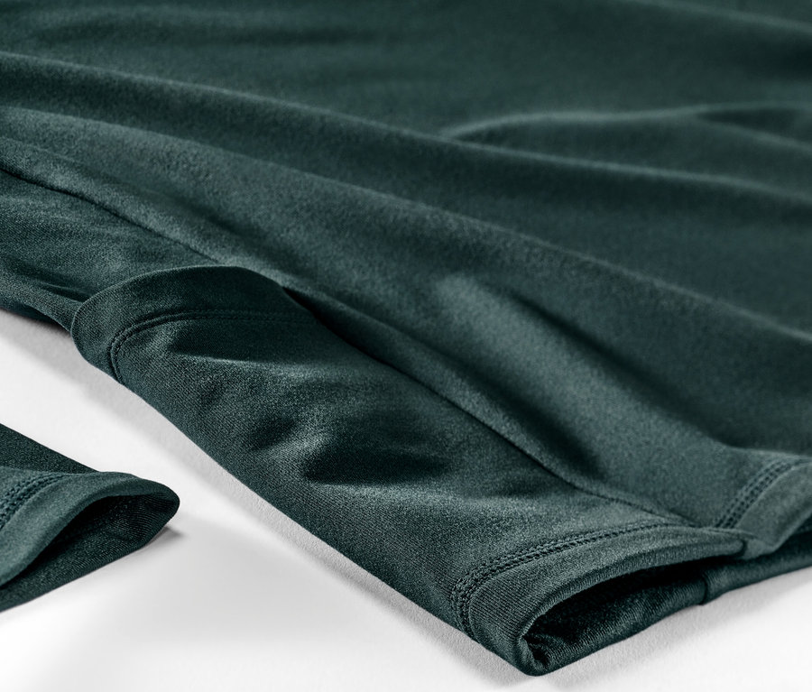 Detailaufnahme eines grünen Thermo-Funktionsshirts.