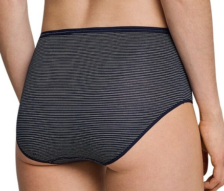 Nahaufnahme der Rückansicht einer Frau, die 2 SCHIESSER Midislips mit Modal, dunkelblau, Streifen trägt.