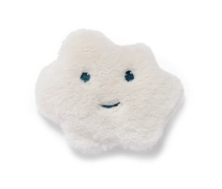 Weißes Kirschkern-Wärmekissen in Sternform mit gestickten Augen und einem Lächeln.