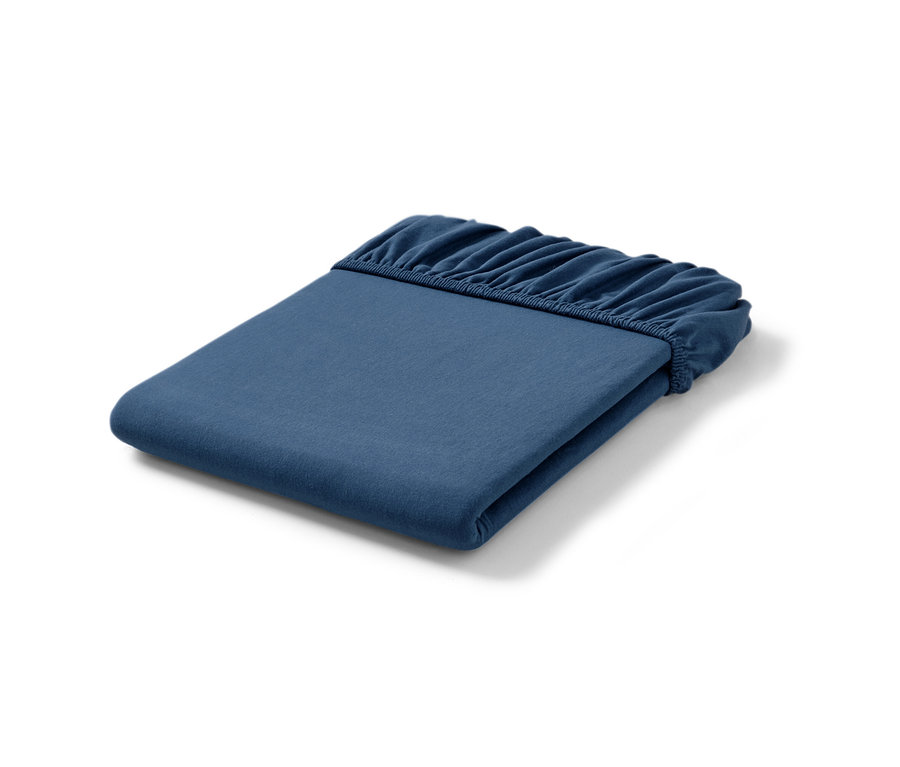 Blaues Topper-Spannbettlaken, gefaltet.