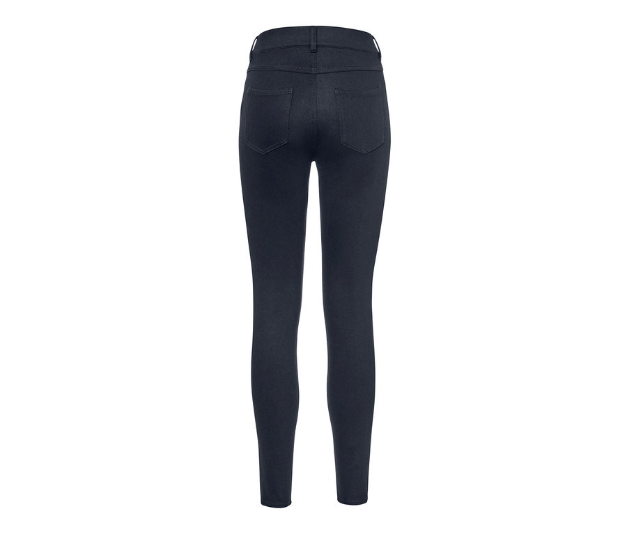Detailansicht der Rückseite einer dunkelblauen Jeggings.