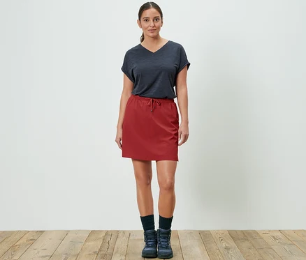Frau posiert in roten Funktionsrockshorts.