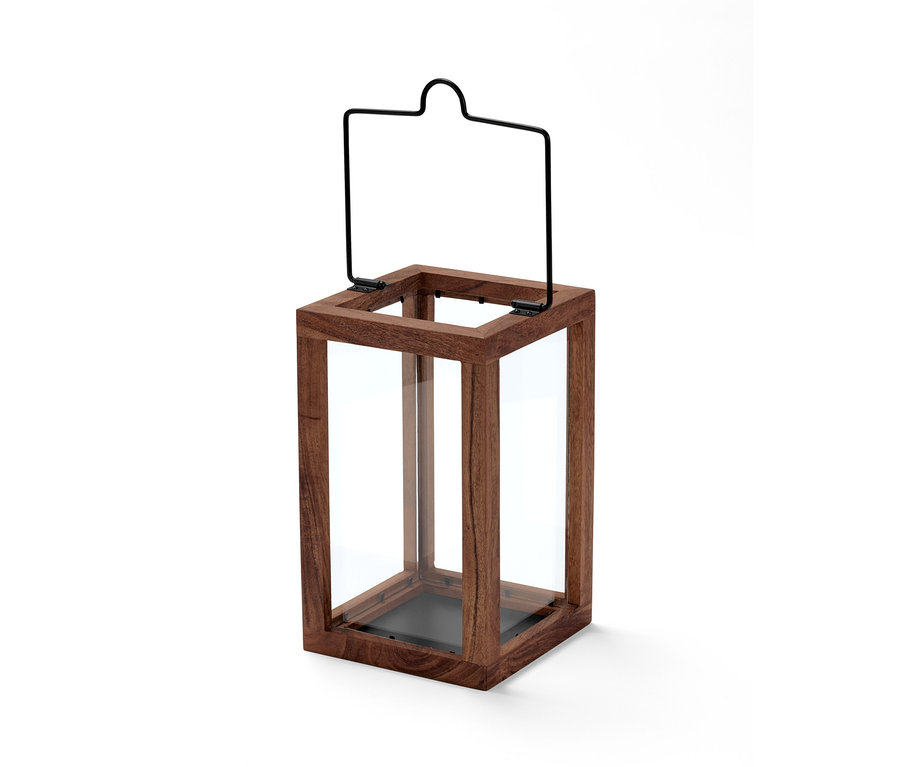 Ein braunes Windlicht aus Holz mit Glaswänden und einem schwarzen Metallgriff.