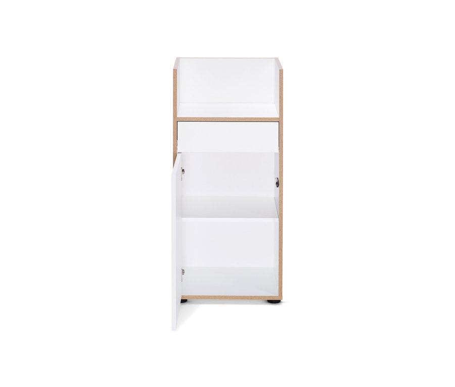 Ein kleiner, offener Büroschrank mit Furnierkante.