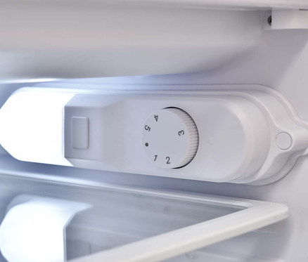 Innenraum des Respekta Einbaukühlschranks »KS88.4« mit Temperaturregler.