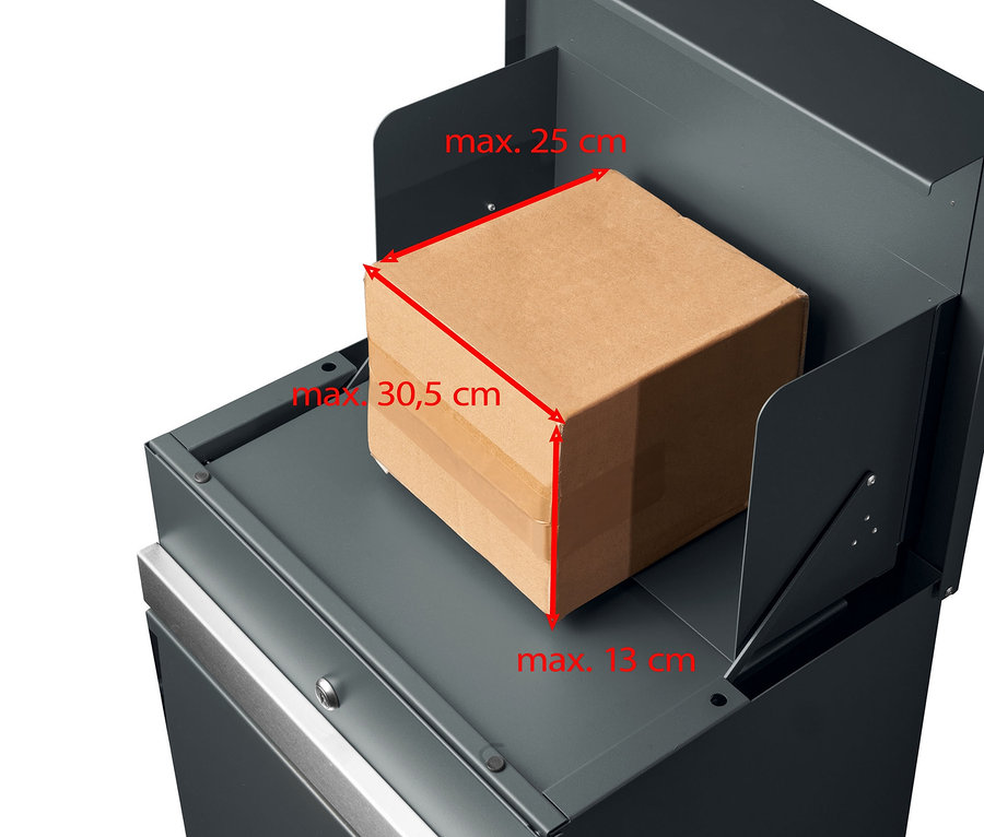 Paket in Paketbox-Briefkasten »Luxury« mit Hausnummer.