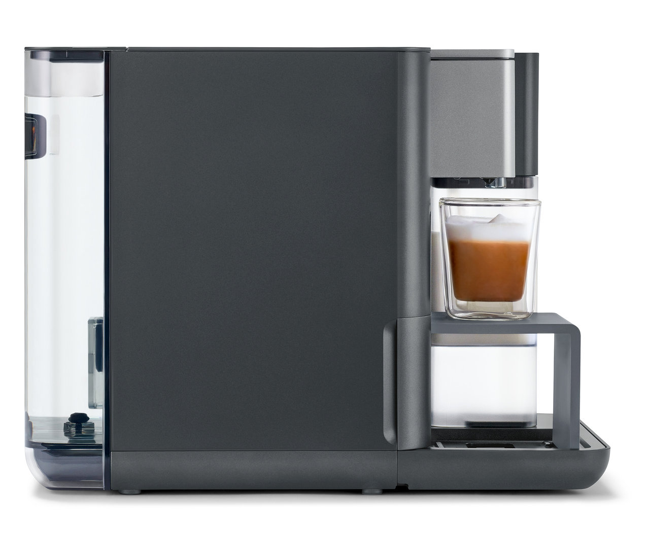 Grauer Qbo MILK MASTER mit einer Tasse Kaffee.