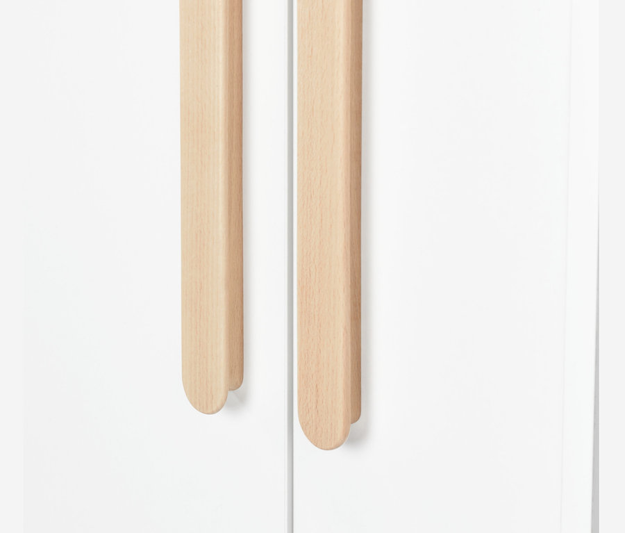 Detail eines universalen Aufbewahrungsschranks mit 2 Türen, der hölzerne Griffe zeigt.