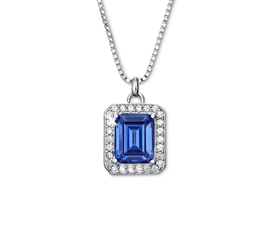 Nahaufnahme einer 925 Silber Kette Royal Blue mit blauem Stein.