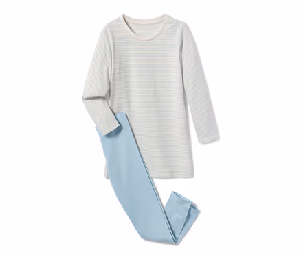 Kinder-Pyjama mit gestreiftem Oberteil und hellblauer Hose.