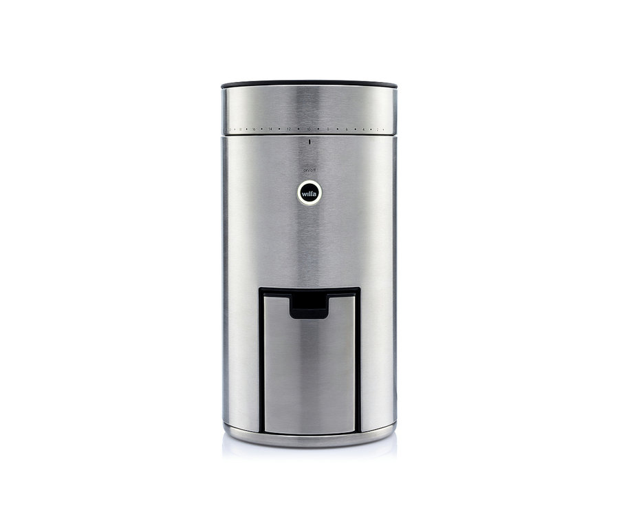 Eine Wilfa Kaffeemühle »Svart Uniform« in Silber auf weißem Hintergrund.