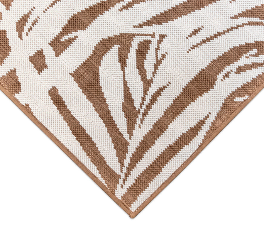 Detailansicht eines braunen Outdoor-Wendeteppichs »Palm Tree« mit Palmenmuster.
