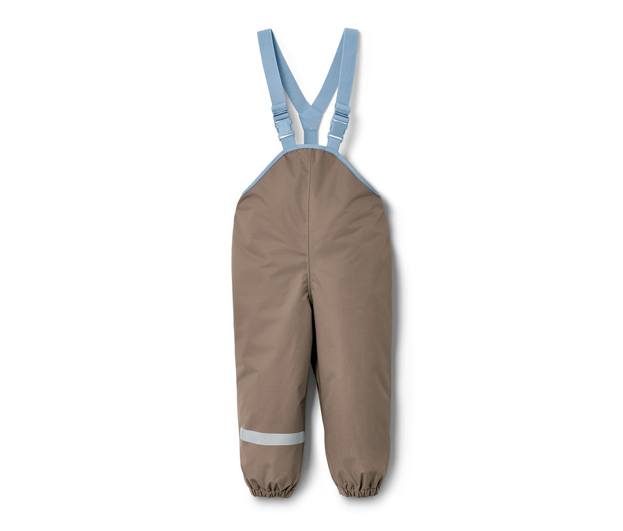 Braune Kleinkind-Regenhose mit blauen Hosenträgern.