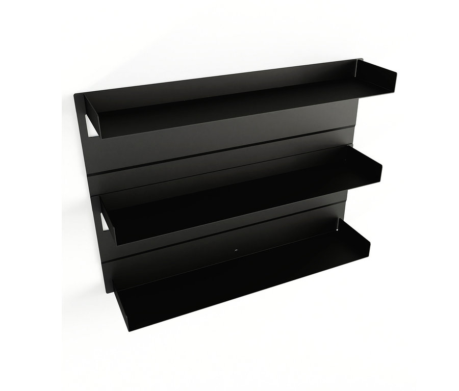 Schwarzes Wandregal »Aris« mit drei Ebenen an einer weißen Wand befestigt.