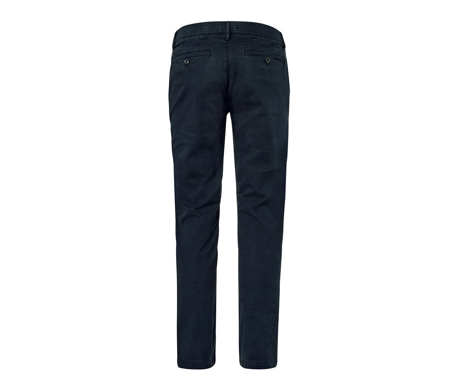 Detailansicht der Rückseite einer marineblauen Chino.