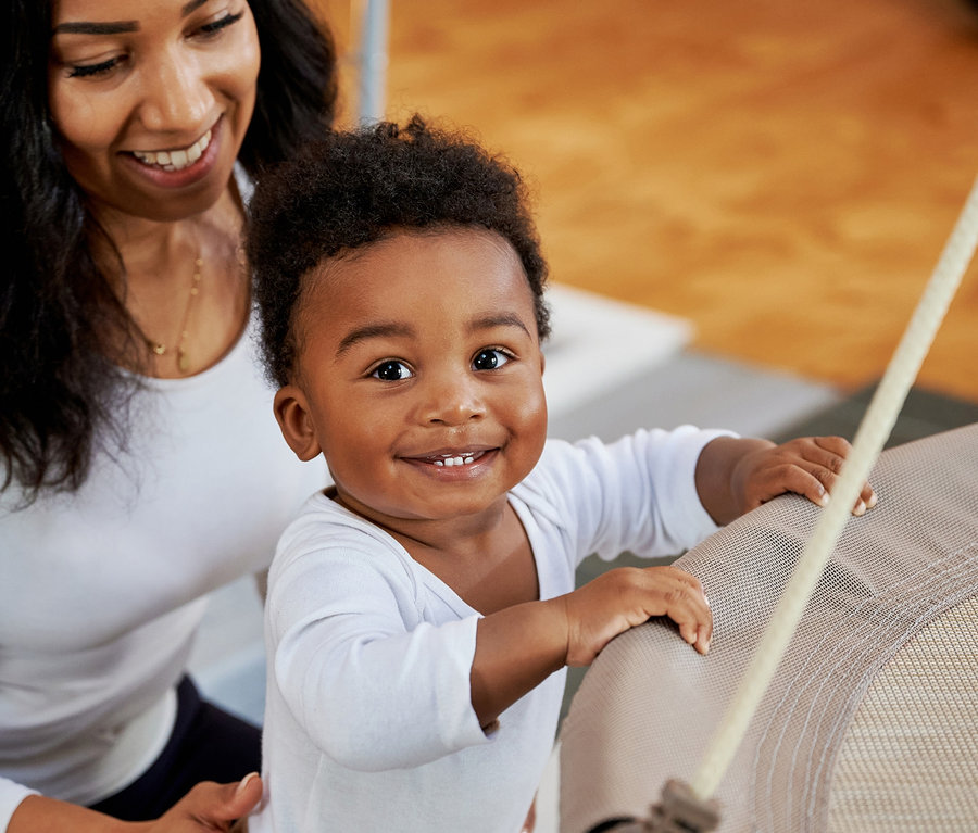 Mutter mit Kind an beiger HUDORA Nestschaukel »Lounge«, Ø 90 cm.