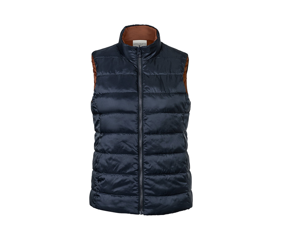 Eine marineblaue Wende-Steppweste mit braunem Innenfutter.