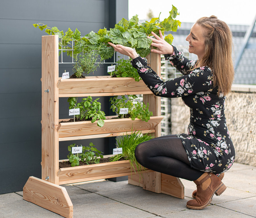 Frau kniet neben einem Premium-Kräuterregal mit Rankgitter, Gr. L.