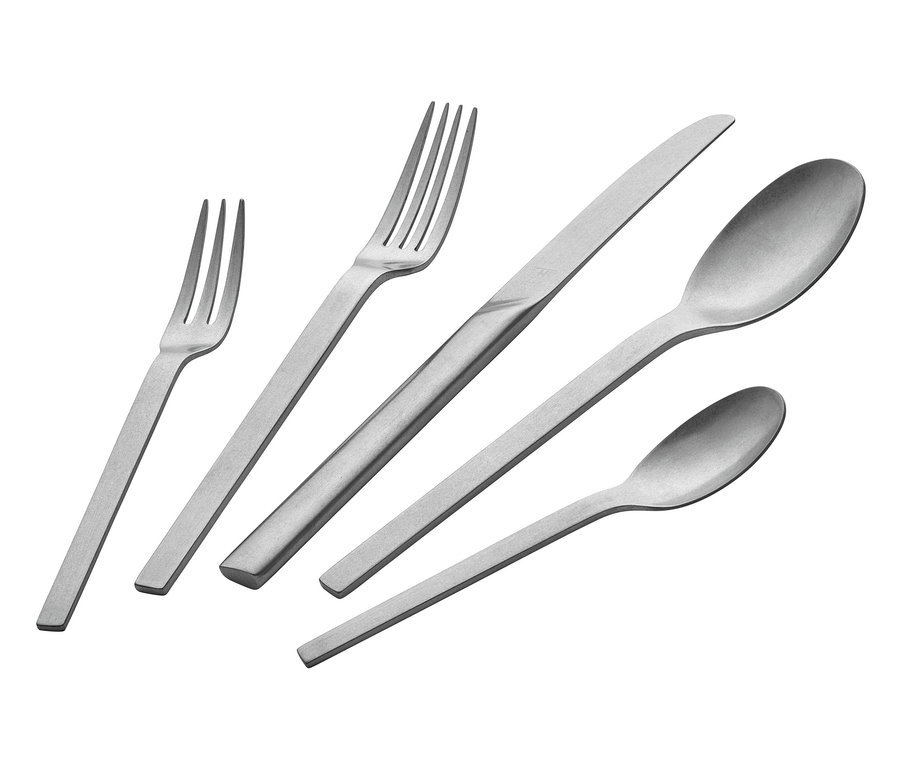 Nahaufnahme von fünf Teilen des silbernen ZWILLING Vintage-Bestecks, gehämmert, 60-teilig.