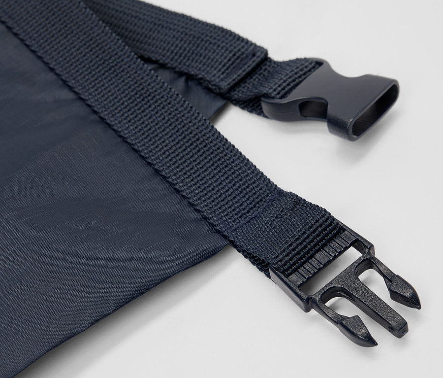 Detailansicht eines blauen, wasserfesten Packsacks mit Verschluss.