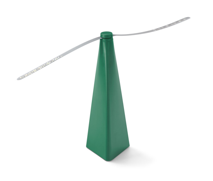 Grüner Fliegenwedler mit rotierenden silbernen Flügeln.
