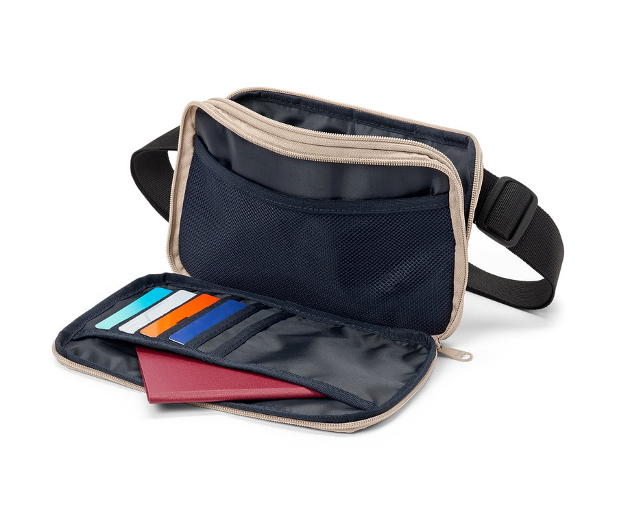 Geöffnete Multifunktions-Tasche mit Reisepass und Karten.