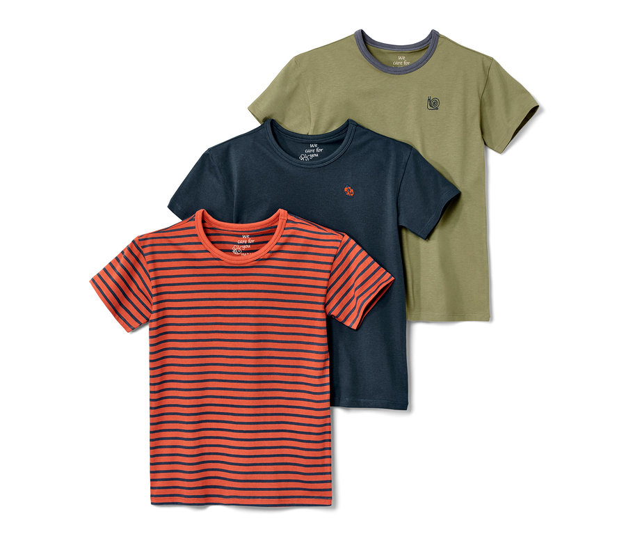 Drei Kleinkinder-T-Shirts: gestreift, dunkelblau und grün.