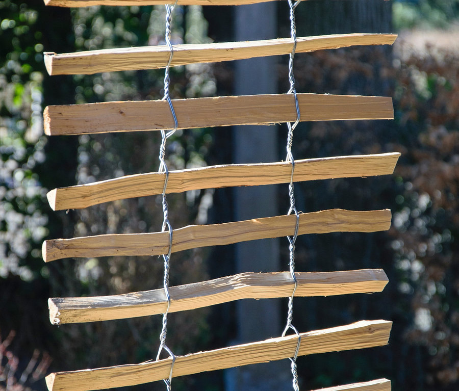 Dobar Rankgitter-Spalier aus Holz mit Drahtbefestigung im Freien.