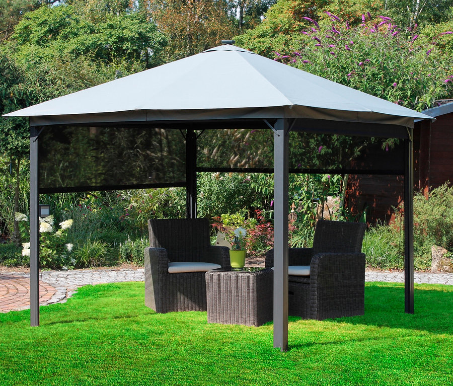 Gartenmöbel unter grauem Leco Solarpavillon, ca. 300 x 300 cm, zwei Sessel und Tisch mit Blume auf Rasen.