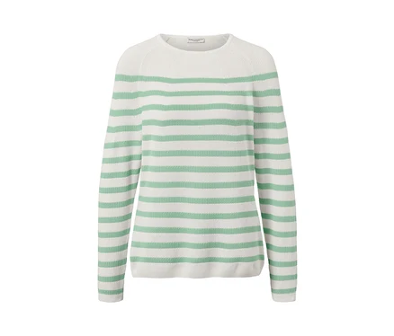 Gestreifter Strickpullover auf weißem Hintergrund.