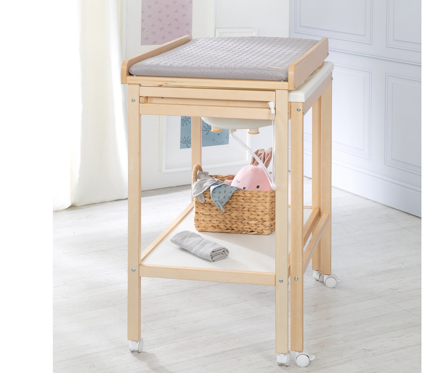 roba Bade-Wickel-Kombination »Baby Pool« mit grauer Auflage und Korb mit Spielsachen.