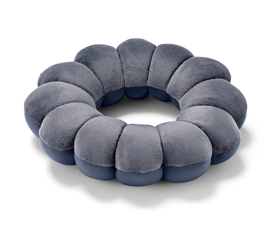 Ein ringförmiges Relaxkissen auf einem weißen Hintergrund.