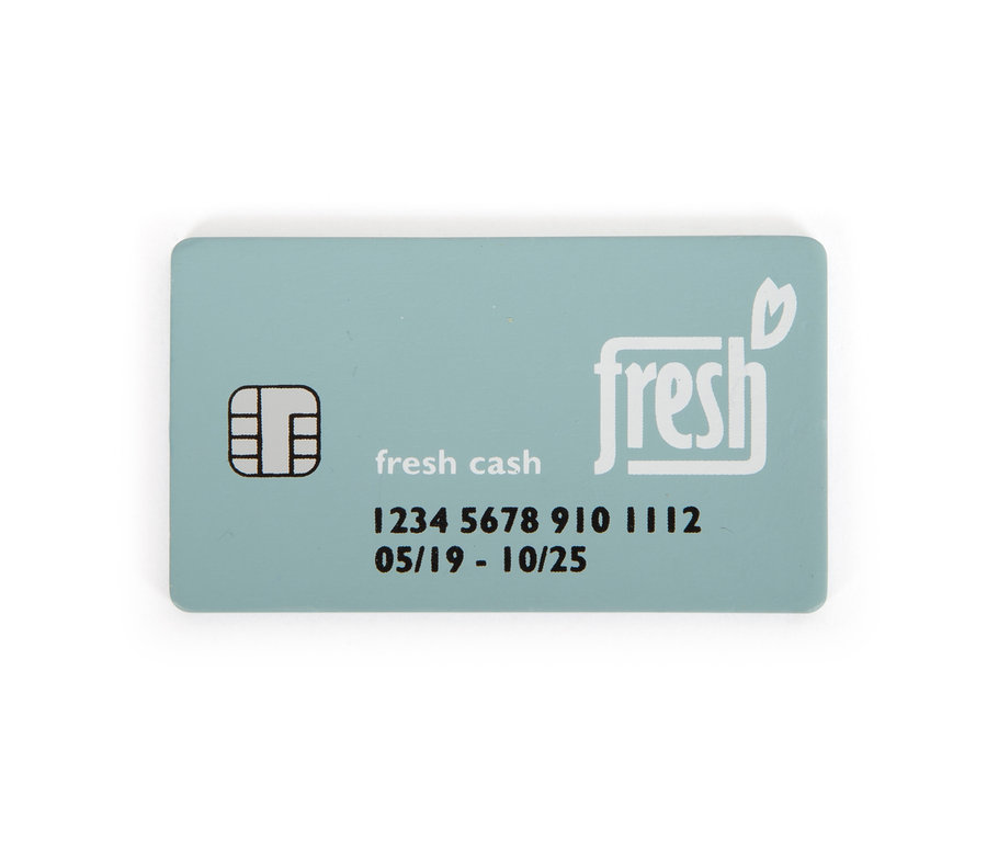 Hellblaue "fresh cash" Karte mit Chip und Zahlen.
