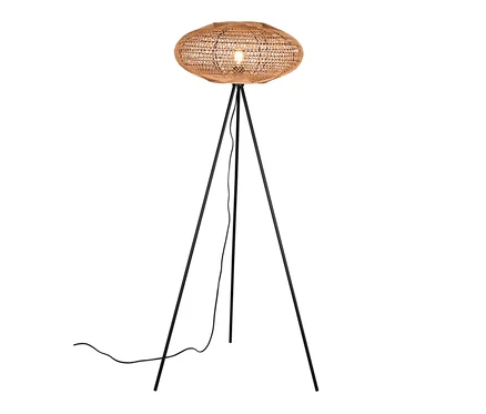 Trio Stehleuchte �Hedda� mit braunem Rattanschirm auf schwarzem Dreibeinstativ.
